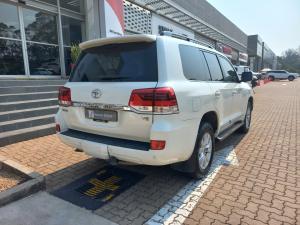 Toyota Land Cruiser 200 4.5D-4D V8 VX-R - Image 3