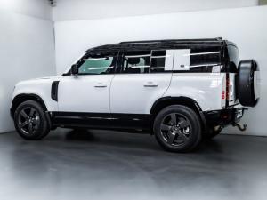 Land Rover Defender 110 D300 X-Dynamic HSE - Image 8