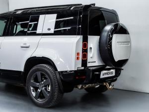 Land Rover Defender 110 D300 X-Dynamic HSE - Image 9