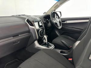 Isuzu KB 300 D-TEQ LX Standard automaticD/C - Image 10