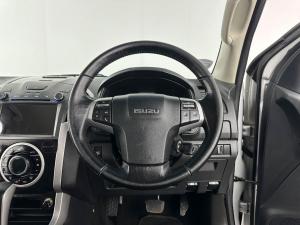 Isuzu KB 300 D-TEQ LX Standard automaticD/C - Image 13