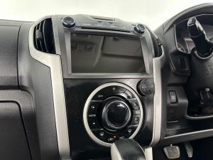 Isuzu KB 300 D-TEQ LX Standard automaticD/C - Image 14