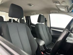 Isuzu KB 300 D-TEQ LX Standard automaticD/C - Image 15
