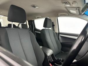 Isuzu KB 300 D-TEQ LX Standard automaticD/C - Image 16