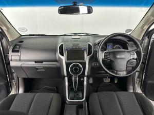 Isuzu KB 300 D-TEQ LX Standard automaticD/C - Image 17