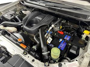 Isuzu KB 300 D-TEQ LX Standard automaticD/C - Image 19