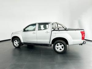 Isuzu KB 300 D-TEQ LX Standard automaticD/C - Image 3