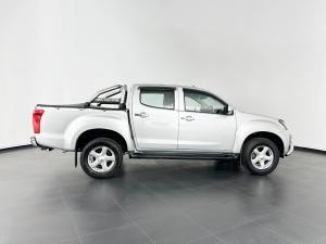 Isuzu KB 300 D-TEQ LX Standard automaticD/C - Image 5