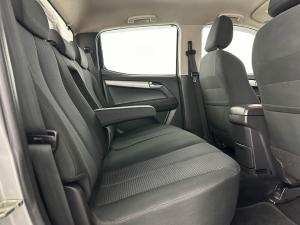 Isuzu KB 300 D-TEQ LX Standard automaticD/C - Image 8