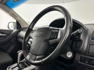 Isuzu KB 300 D-TEQ LX Standard automaticD/C - Image 9