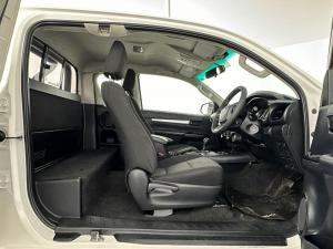 Toyota Hilux 2.4 GD-6 RB Raider automaticE/CAB - Image 12