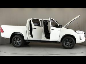 Toyota Hilux 2.4GD-6 double cab 4x4 Raider manual - Image 15
