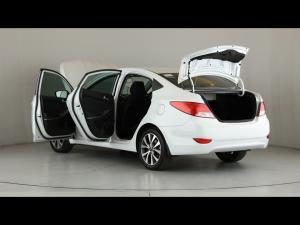Hyundai Accent sedan 1.6 Fluid auto - Image 10