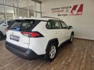 Toyota RAV4 2.0 GX auto - Image 2