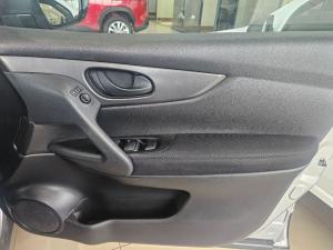 Nissan Qashqai 1.2T Visia - Image 17