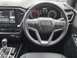 Isuzu D-Max 3.0TD double cab V-Cross 4x4 - Image 6