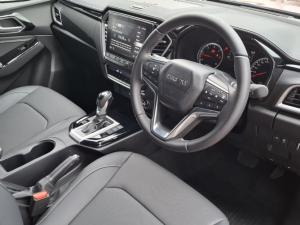 Isuzu D-Max 3.0TD double cab V-Cross 4x4 - Image 8