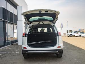 Toyota RAV4 2.0 GX auto - Image 10