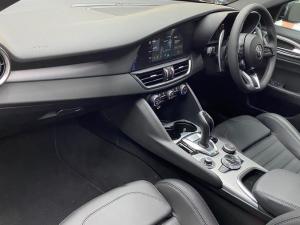 Alfa Romeo Giulia 2.0T Veloce - Image 15