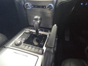 Toyota Land Cruiser 200 4.5D-4D V8 VX-R - Image 13