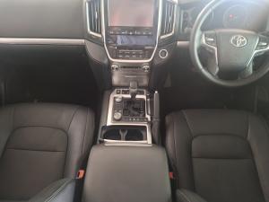 Toyota Land Cruiser 200 4.5D-4D V8 VX-R - Image 6