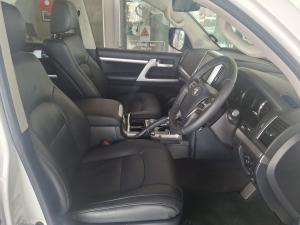 Toyota Land Cruiser 200 4.5D-4D V8 VX-R - Image 7