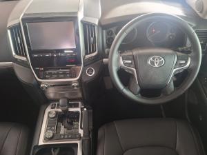 Toyota Land Cruiser 200 4.5D-4D V8 VX-R - Image 9