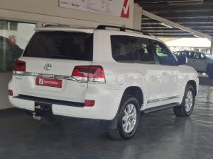 Toyota Land Cruiser 200 4.5D-4D V8 VX-R - Image 2