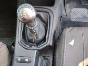 Toyota Hilux 2.4GD-6 double cab 4x4 Raider manual - Image 12