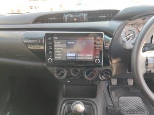 Toyota Hilux 2.4GD-6 double cab 4x4 Raider manual - Image 15