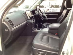 Toyota Land Cruiser 200 4.5D-4D V8 VX-R - Image 7