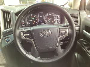 Toyota Land Cruiser 200 4.5D-4D V8 VX-R - Image 8