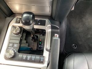 Toyota Land Cruiser 200 4.5D-4D V8 VX-R - Image 12