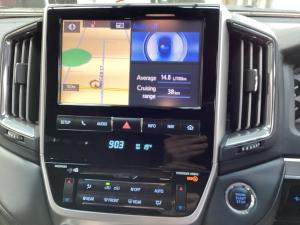 Toyota Land Cruiser 200 4.5D-4D V8 VX-R - Image 13