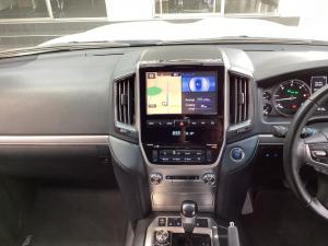 Toyota Land Cruiser 200 4.5D-4D V8 VX-R - Image 15
