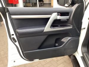 Toyota Land Cruiser 200 4.5D-4D V8 VX-R - Image 25