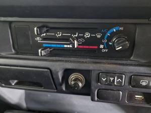Toyota Land Cruiser 76 4.5D-4D V8 station wagon LX - Image 17