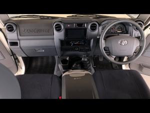 Toyota Land Cruiser 76 4.5D-4D V8 station wagon LX - Image 6
