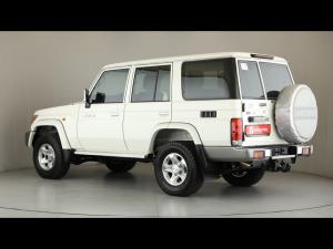 Toyota Land Cruiser 76 4.5D-4D V8 station wagon LX - Image 8