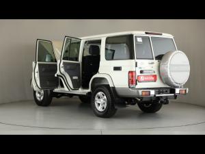 Toyota Land Cruiser 76 4.5D-4D V8 station wagon LX - Image 10