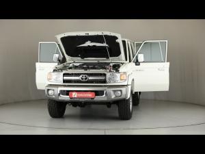 Toyota Land Cruiser 76 4.5D-4D V8 station wagon LX - Image 13