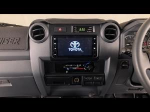 Toyota Land Cruiser 76 4.5D-4D V8 station wagon LX - Image 24