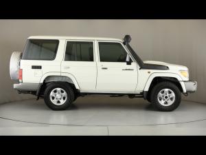 Toyota Land Cruiser 76 4.5D-4D V8 station wagon LX - Image 3
