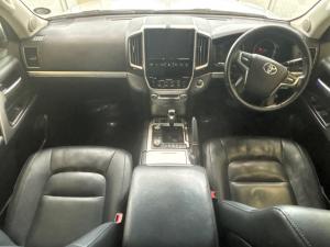 Toyota Land Cruiser 200 4.5D-4D V8 VX-R - Image 6