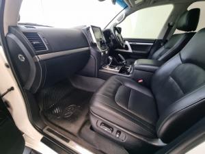Toyota Land Cruiser 200 4.5D-4D V8 VX-R - Image 7