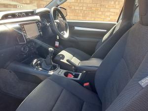 Toyota Hilux 2.4GD-6 single cab Raider manual - Image 9