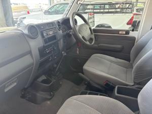 Toyota Land Cruiser 79 4.5D-4D LX V8 single cab - Image 7