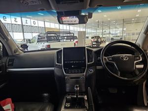 Toyota Land Cruiser 200 4.5D-4D V8 VX-R - Image 6