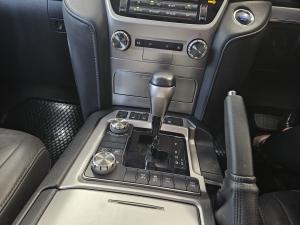 Toyota Land Cruiser 200 4.5D-4D V8 VX-R - Image 12