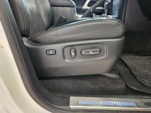 Toyota Land Cruiser 200 4.5D-4D V8 VX-R - Image 20